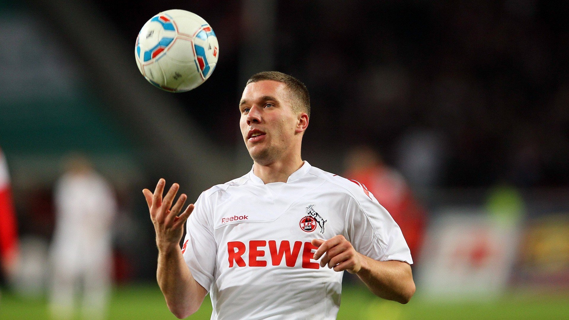 开yun体育-【规则影响】裁判判罚如何左右比赛走向？案例深度分析，裁判右手握左手啥意思